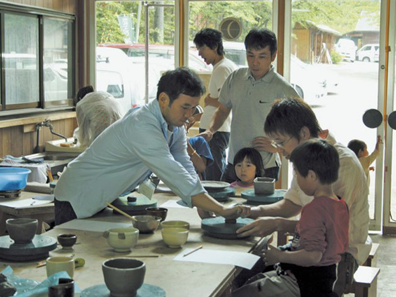 高取山宝泉窯 粘土工房 手びねり体験のようす
